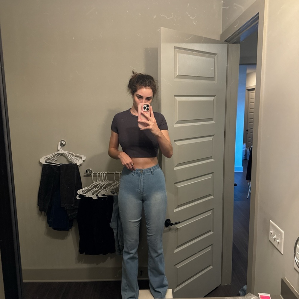 super flattering blue high-waisted bootcut leg denim jeans #highwaistedjeans